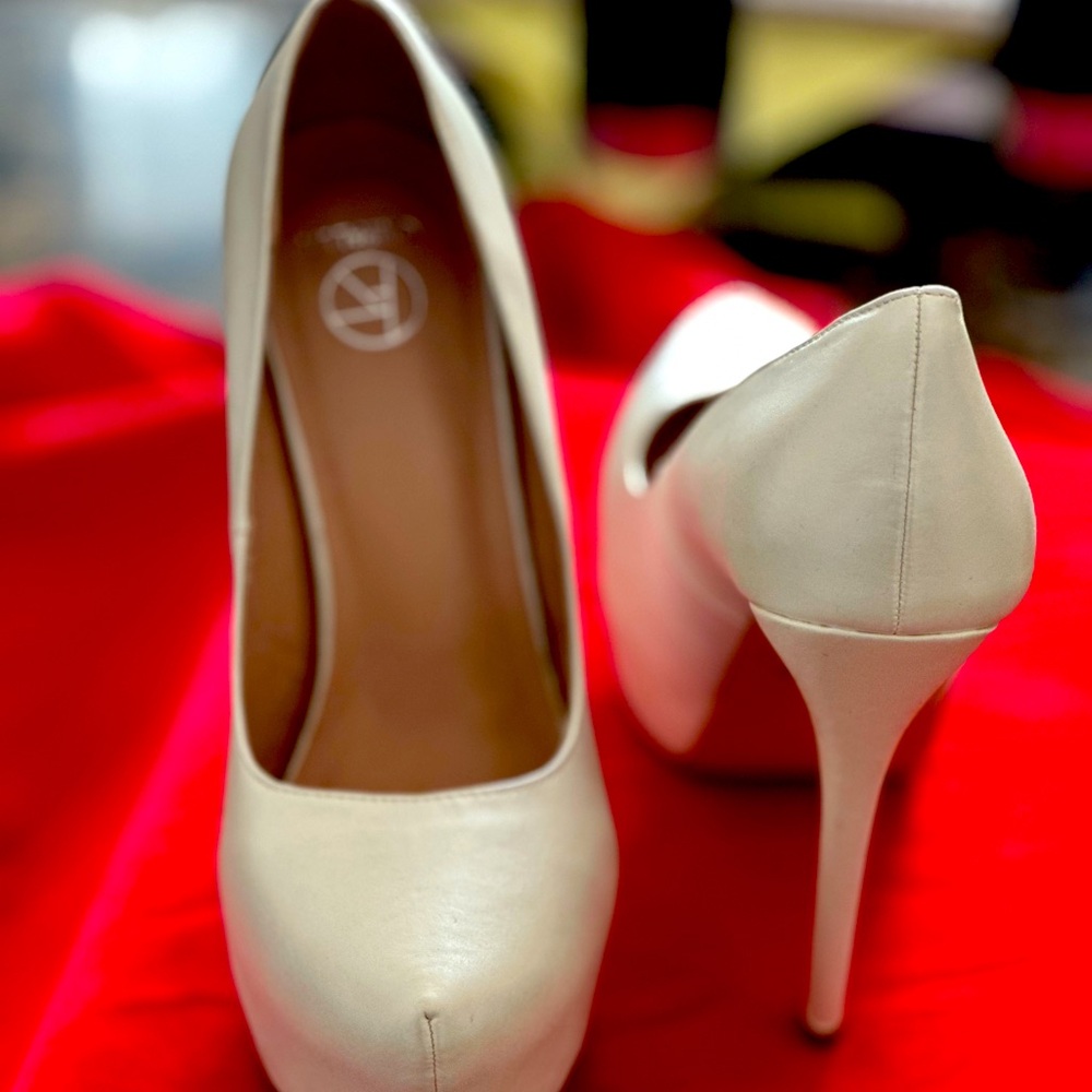 Pearl Stilletto, Size 8 by Oripalla